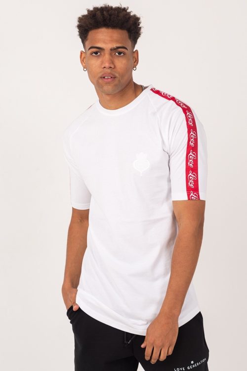Ανδρικό κοντομάνικο μπλουζάκι σε λευκό χρώμα με κόκκινη τρέσα στα μανίκια TF015